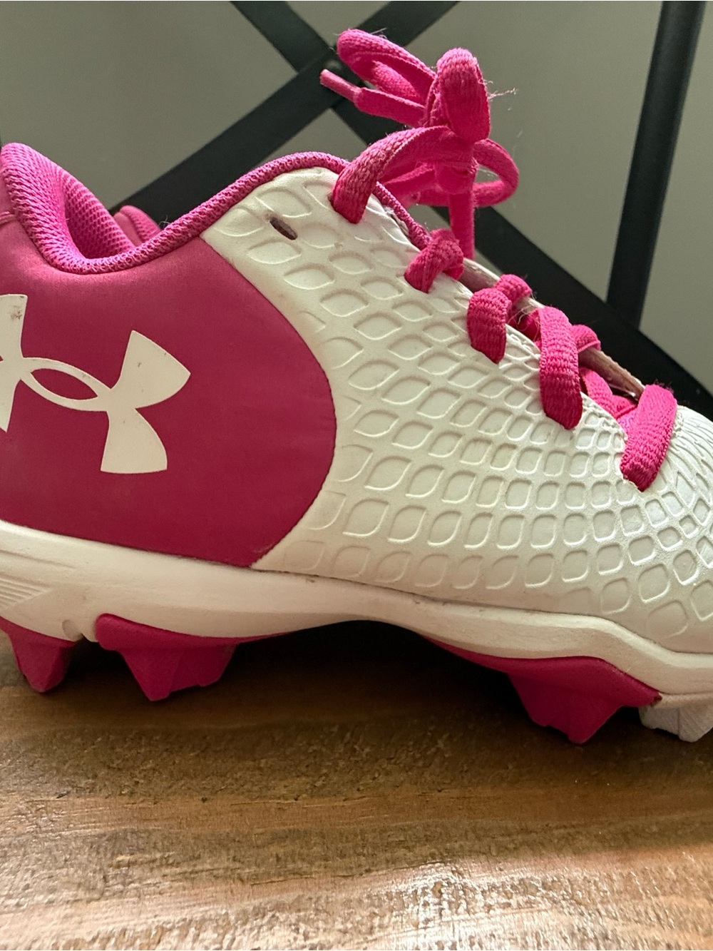 Under Armour Girls Softball Cleats Pink White Youth Size 12C Excellent Condition - Picture 4 of 9